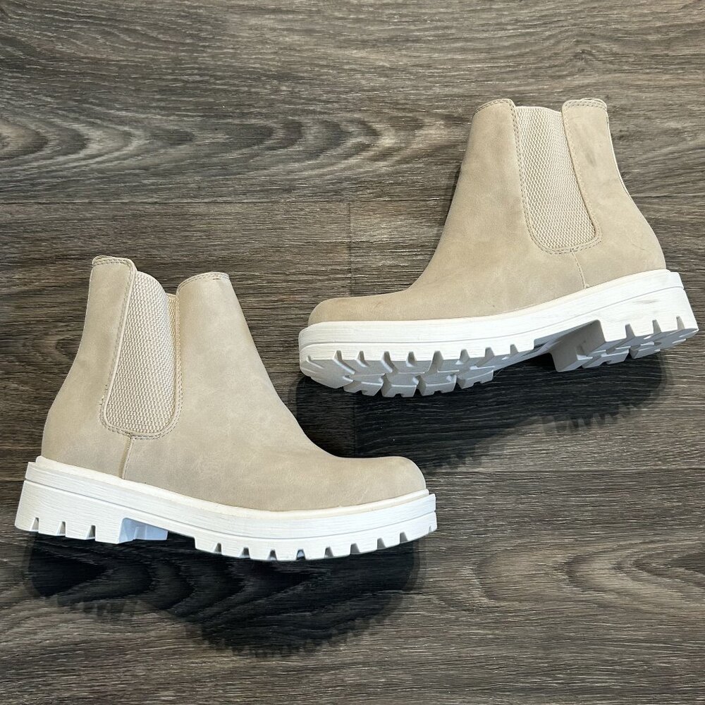 NEW UNR8ED Pilot Chelsea Boots Size 7 Sand Lug Chunky Sole Pull On Faux Suede